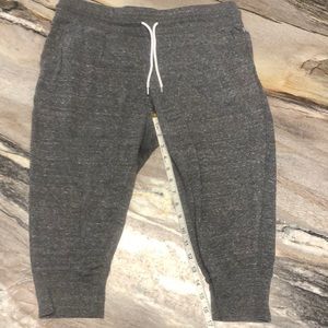 Danskin drawstring capri’s. Large (12-14).